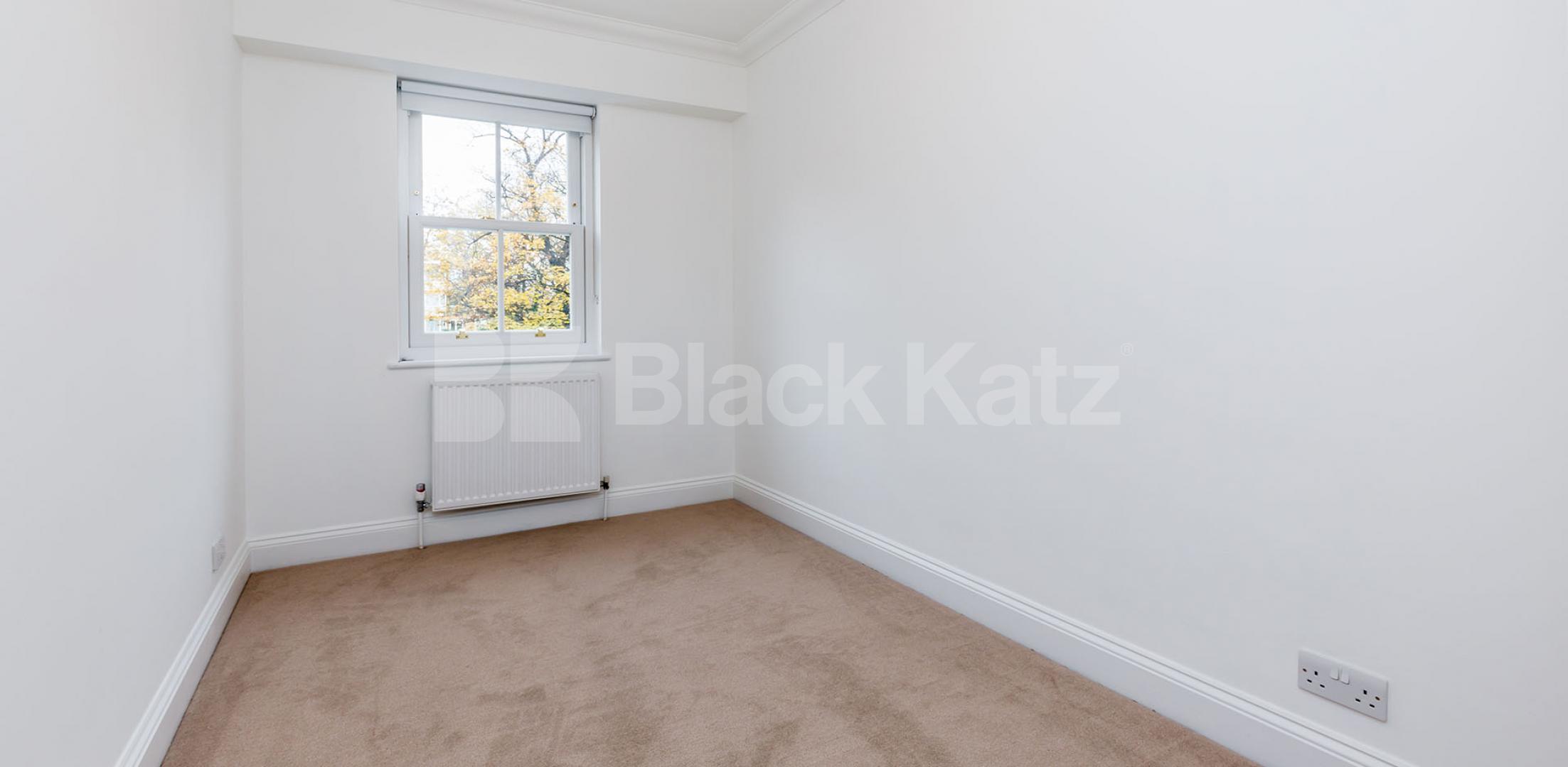 			GOOD TO CONVERT LOUNGE FOR 3!, 3 Bedroom, 1 bath, 1 reception Flat			 York Way, CAMDEN BORDERS 